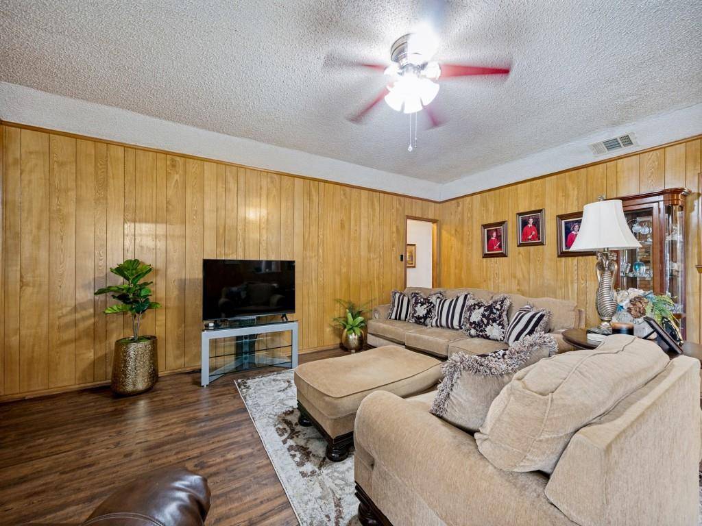2728 Meadow Green, Bedford, TX 76021