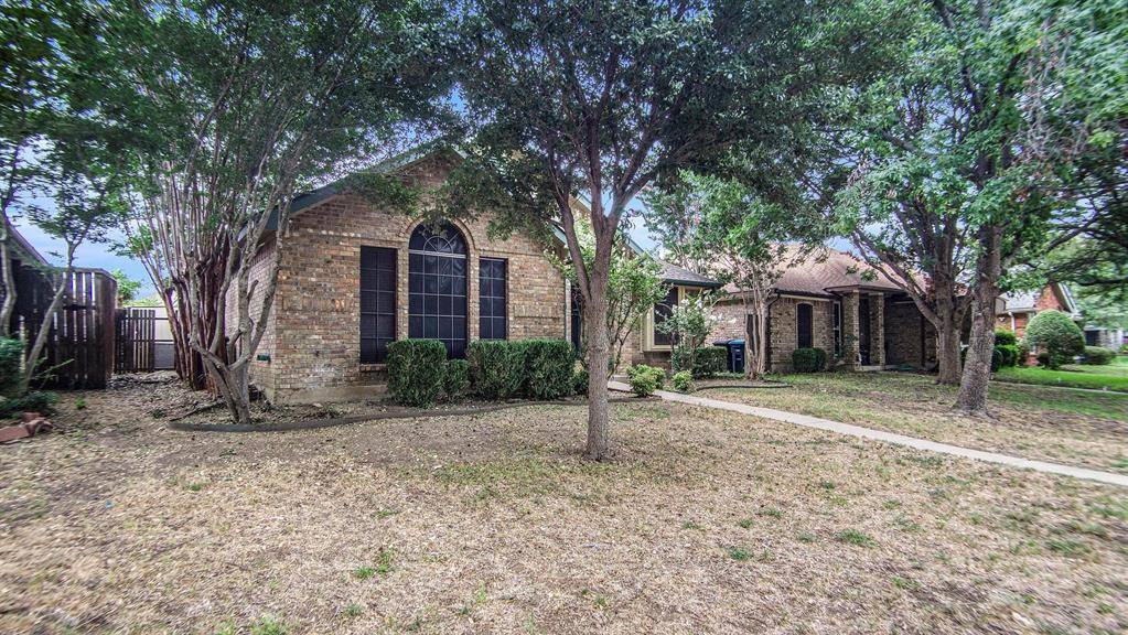 6908 Bentley Avenue, Fort Worth, TX 76137