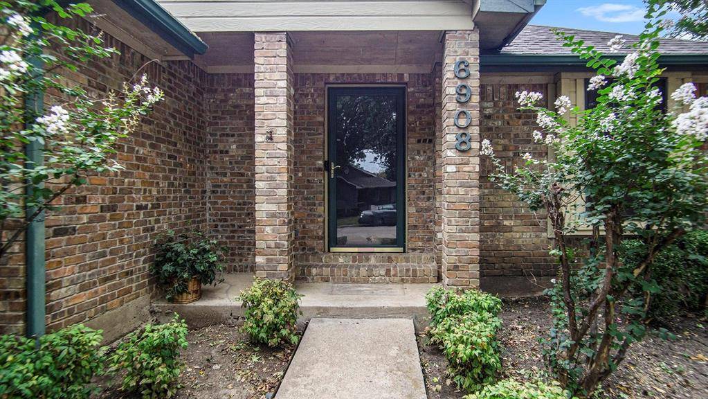 6908 Bentley Avenue, Fort Worth, TX 76137