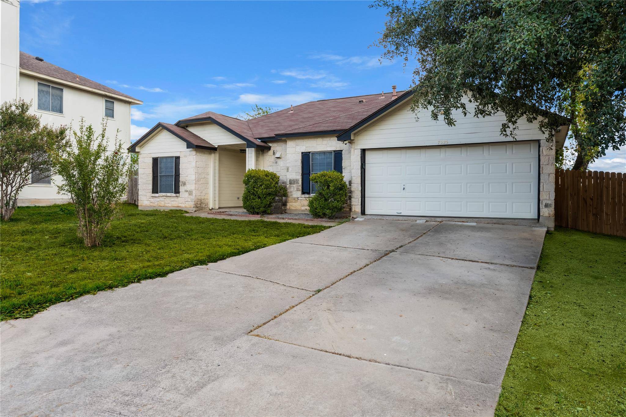7225 White Panda RUN, Del Valle, TX 78617