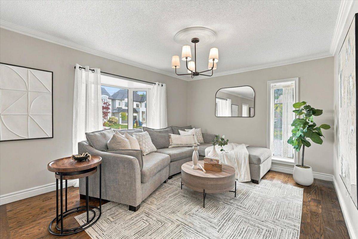 566 Rougemount DR, Pickering, ON L1W 2C2