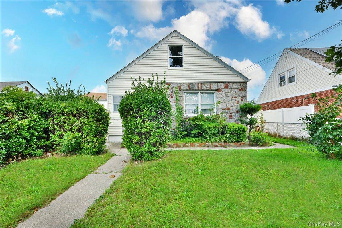 403 Oak ST, Copiague, NY 11726