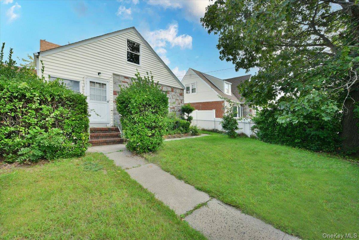 403 Oak ST, Copiague, NY 11726