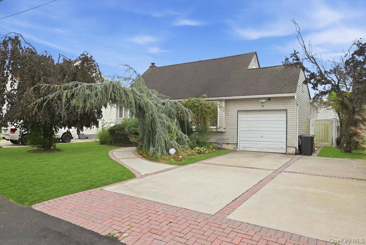 439 39th ST, Lindenhurst, NY 11757