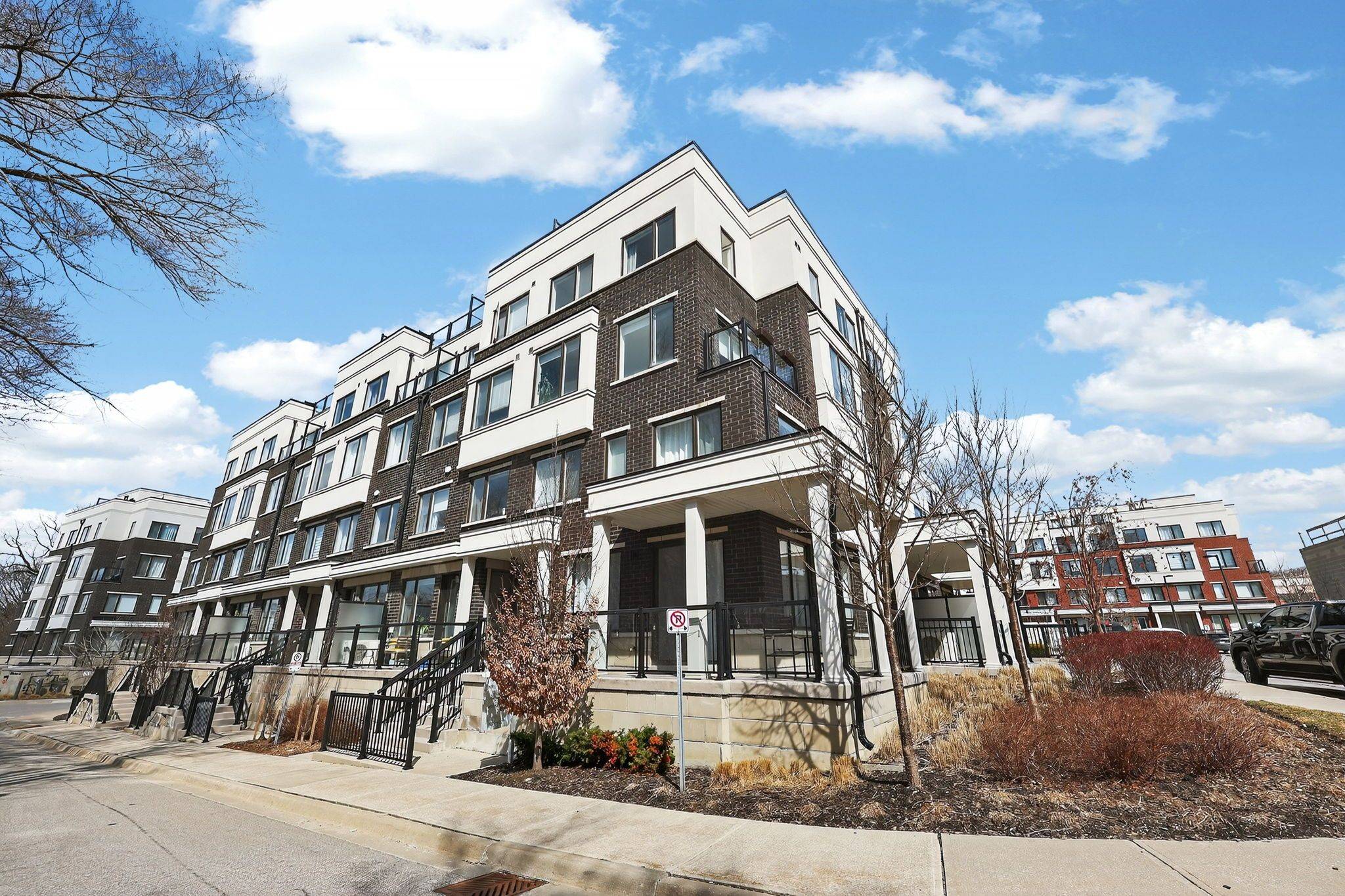 300 Alex Gardner CIR #42, Aurora, ON L4G 3G5