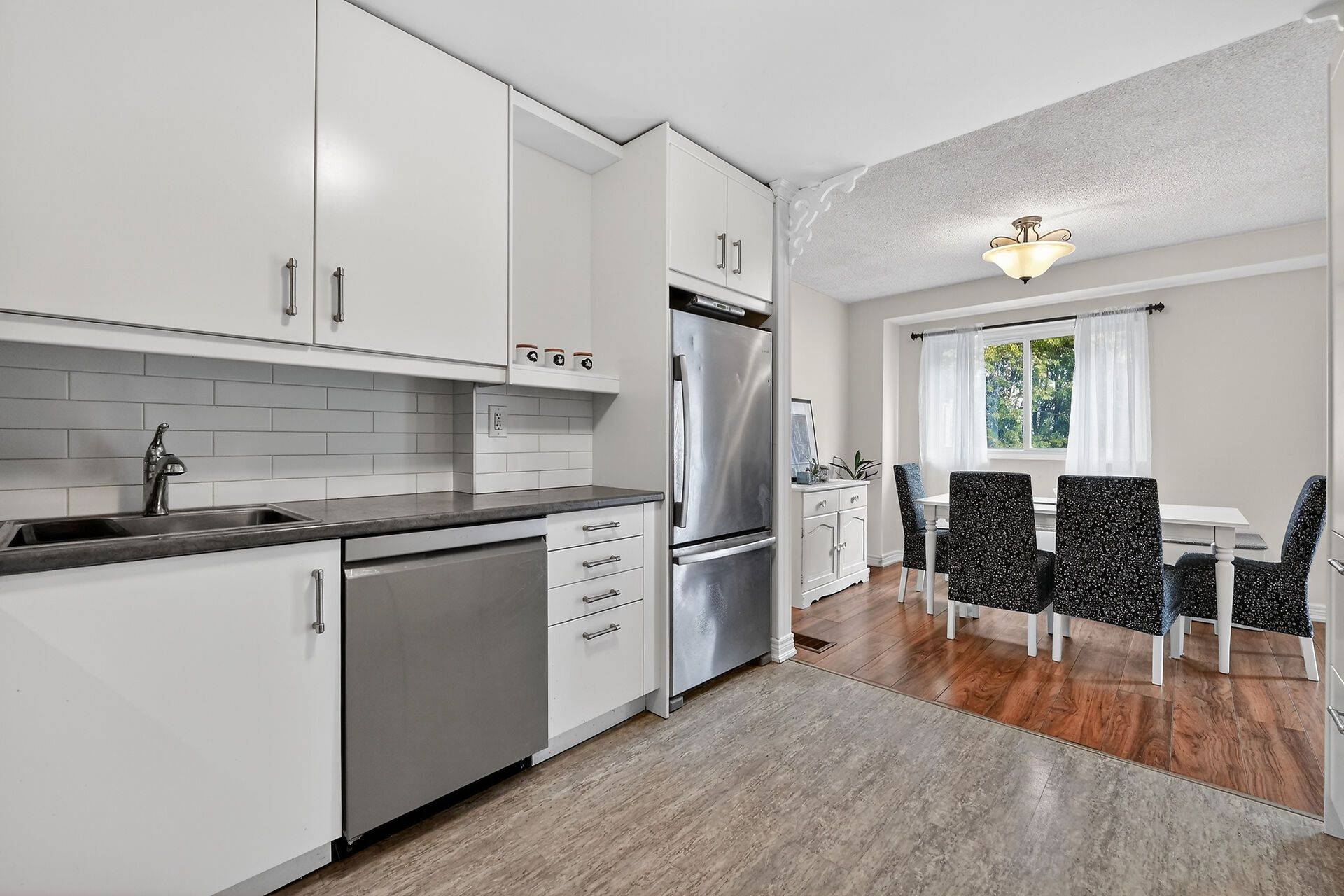 453 Woodview RD #4, Burlington, ON L7N 2Z9