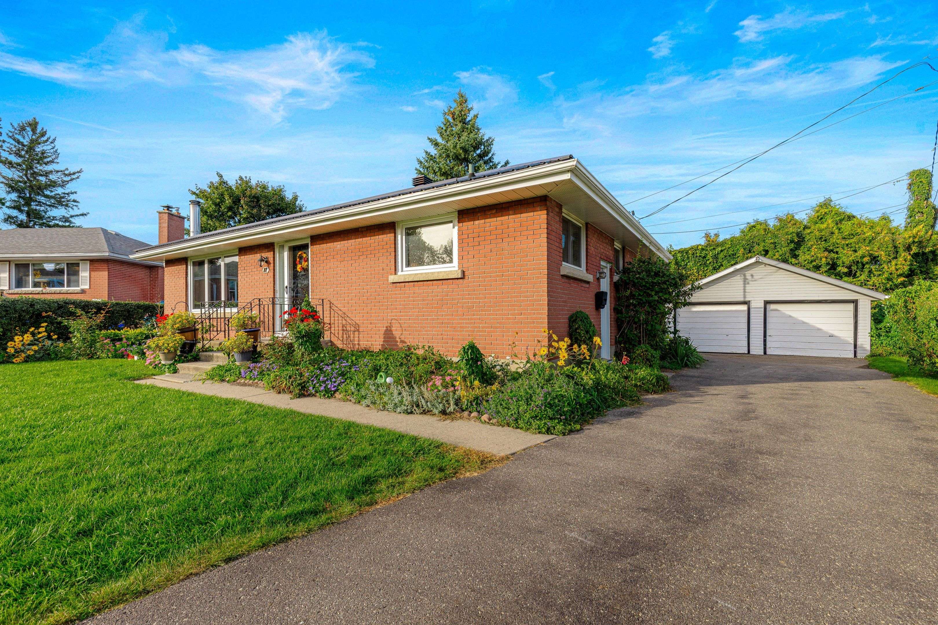 11 Fairmont PL, Brockville, ON K6V 3G4