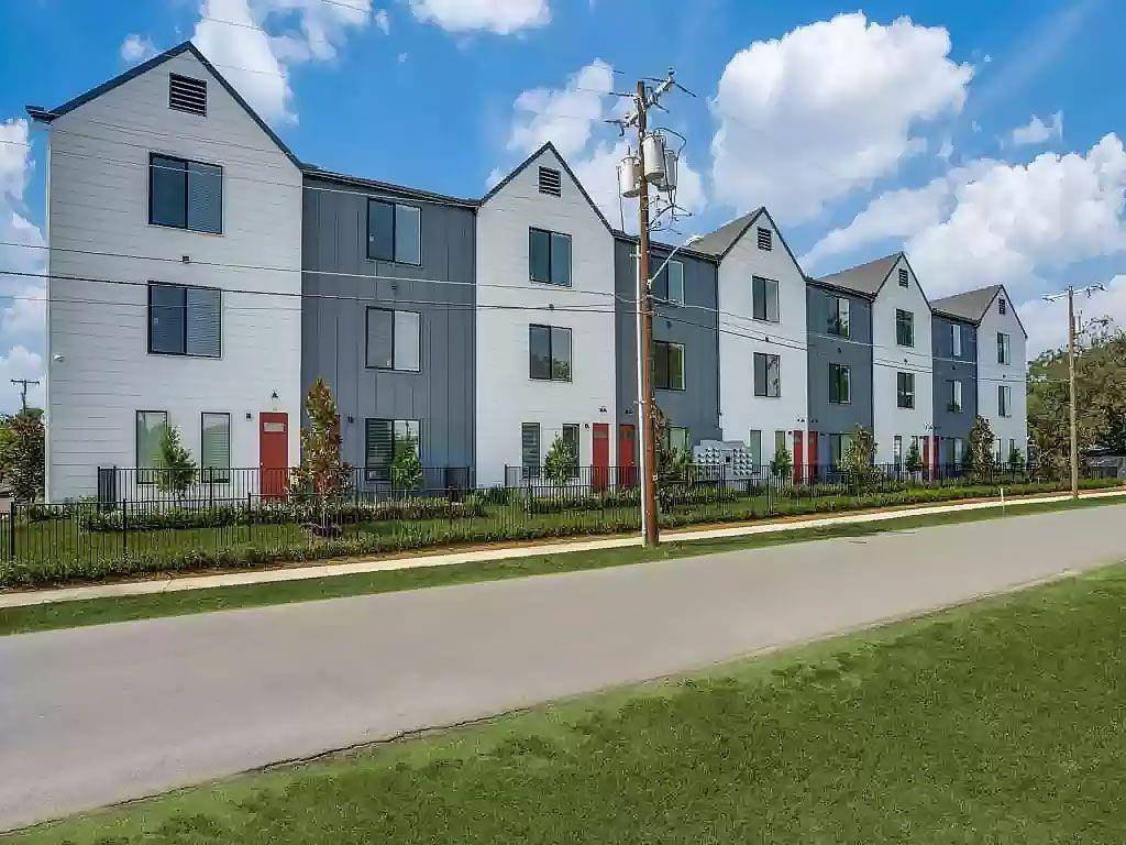 3275 Dallas Street #204, Dallas, TX 75210