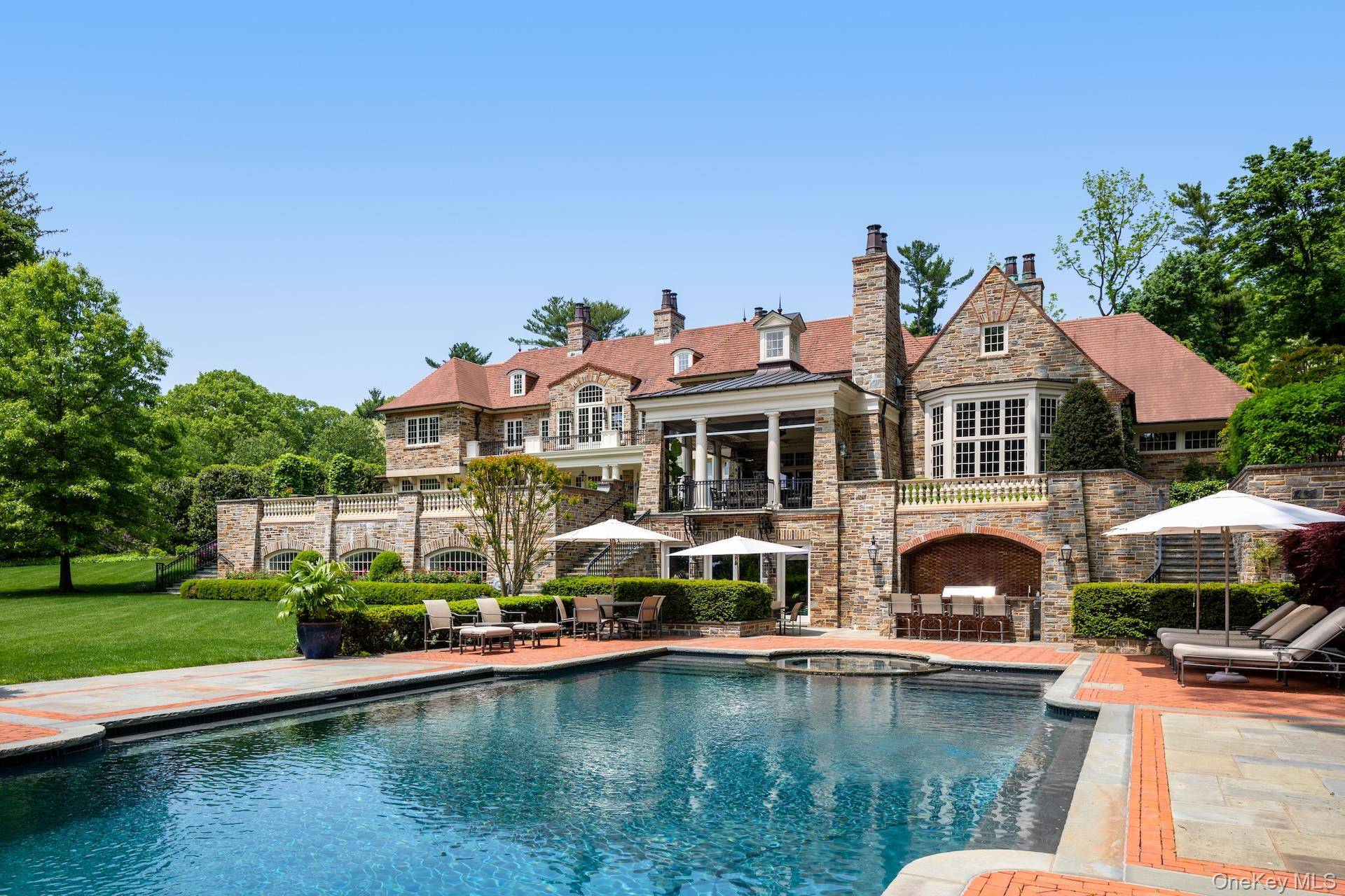 6 Spring Hill LN, Old Westbury, NY 11568