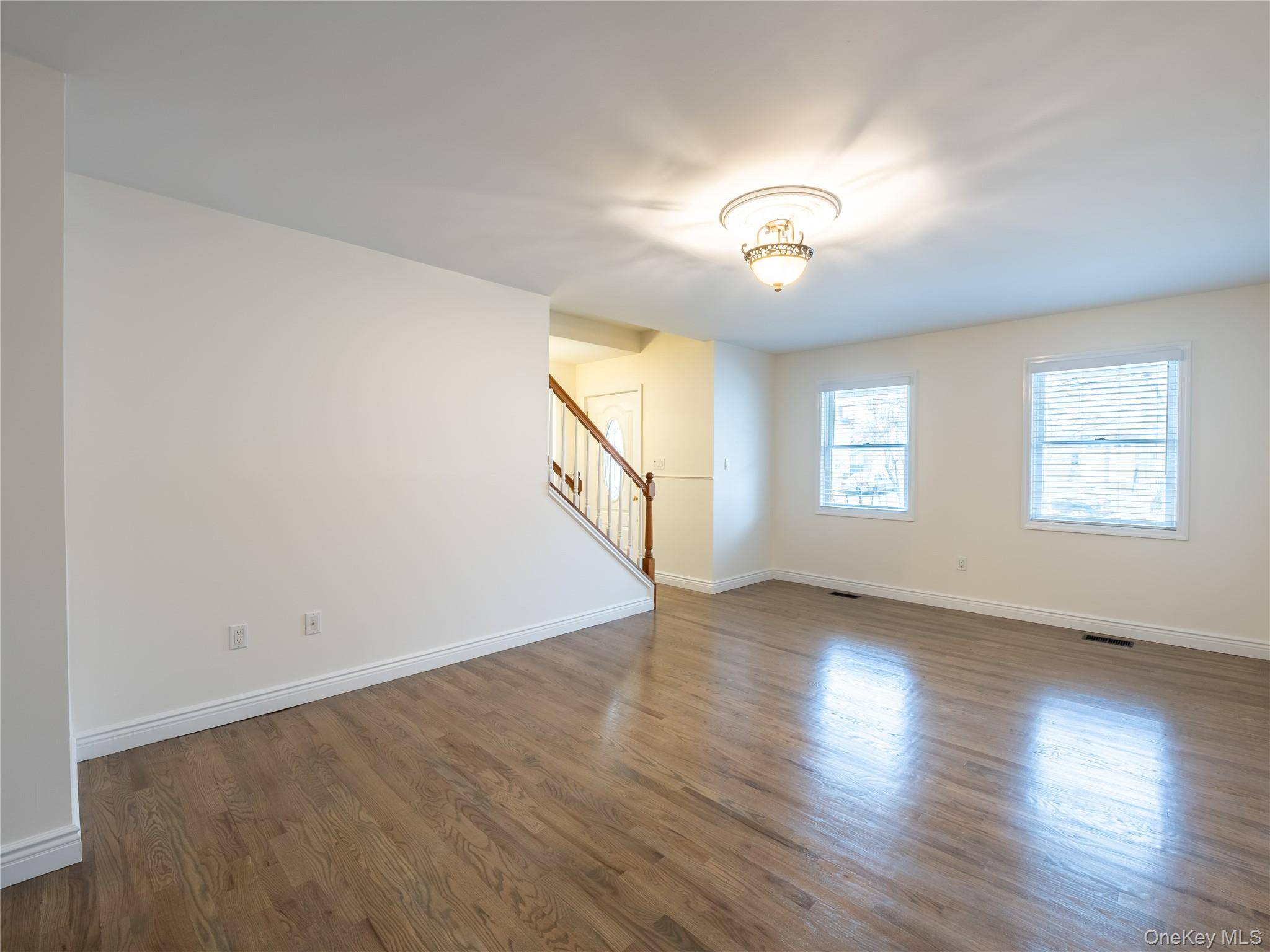 21 Marwood RD #Right Side, Port Washington, NY 11050