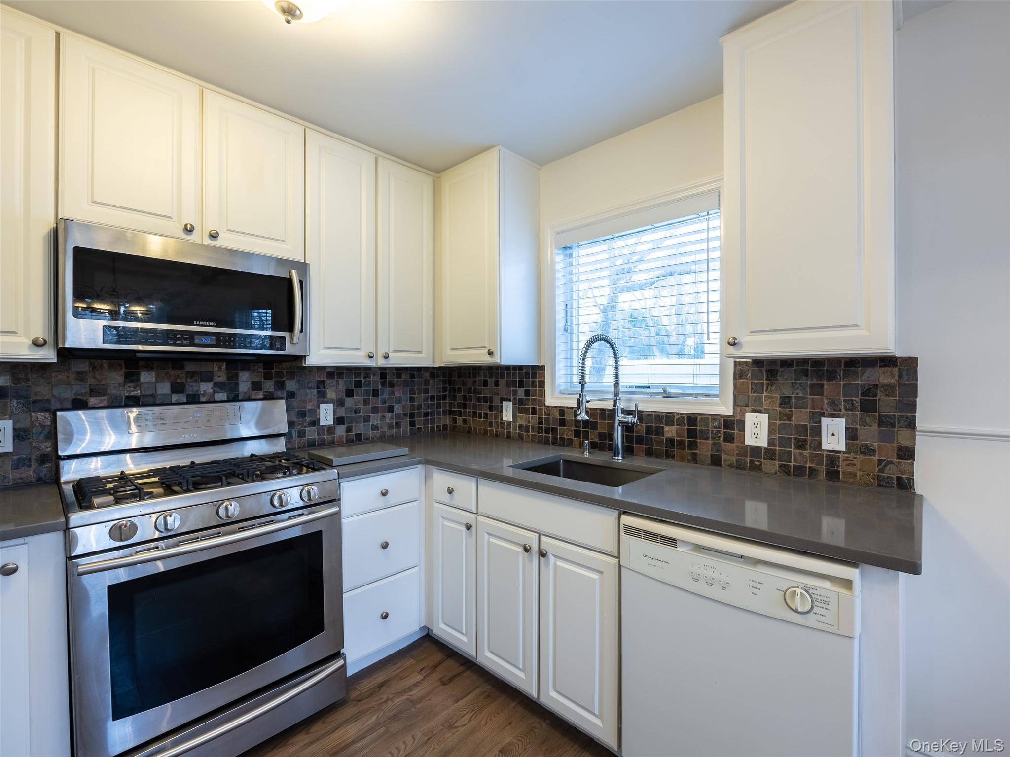 21 Marwood RD #Right Side, Port Washington, NY 11050