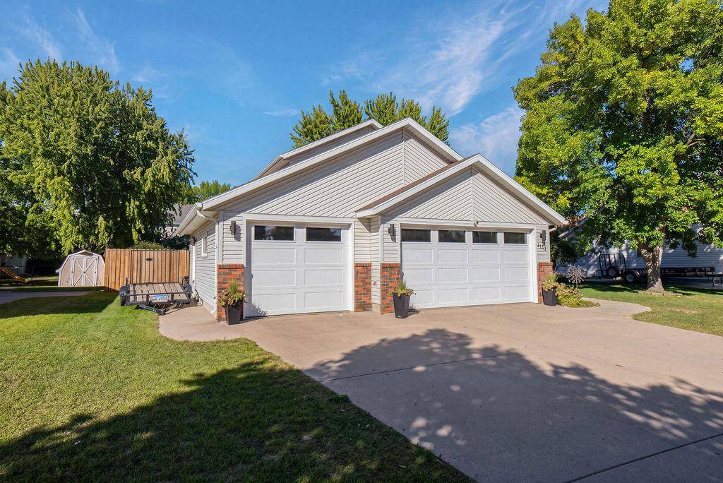 3101 37 1/2 AVE S, Fargo, ND 58104