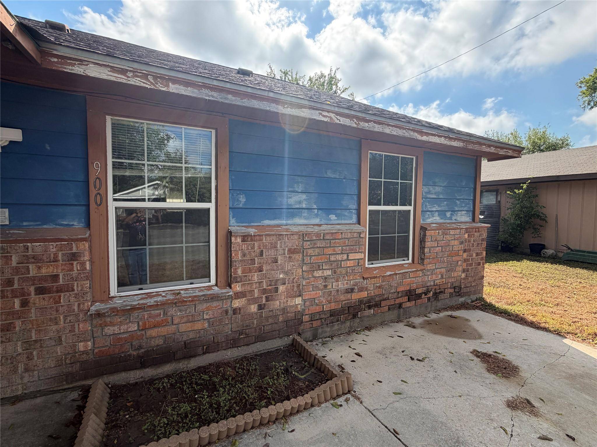 900 Lee LN, Lockhart, TX 78644