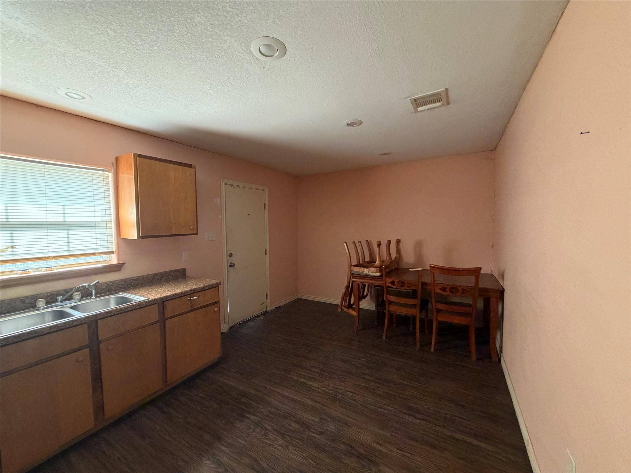 900 Lee LN, Lockhart, TX 78644