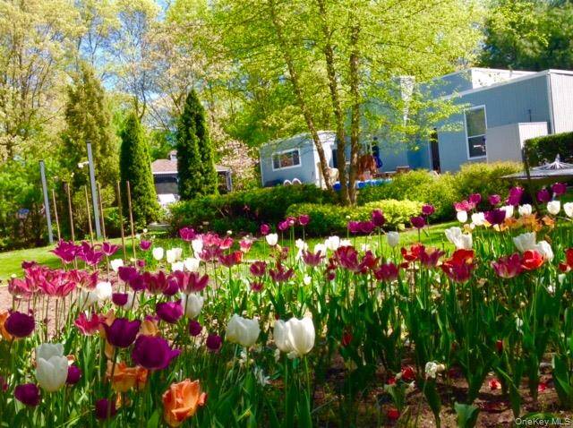 10 Glenmore RD, Hampton Bays, NY 11946
