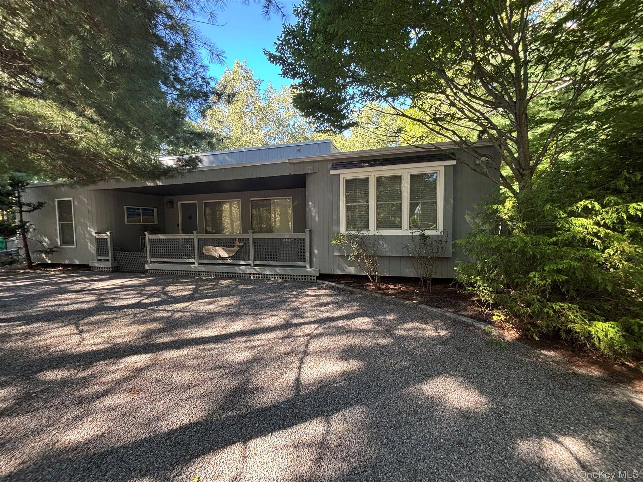 10 Glenmore RD, Hampton Bays, NY 11946