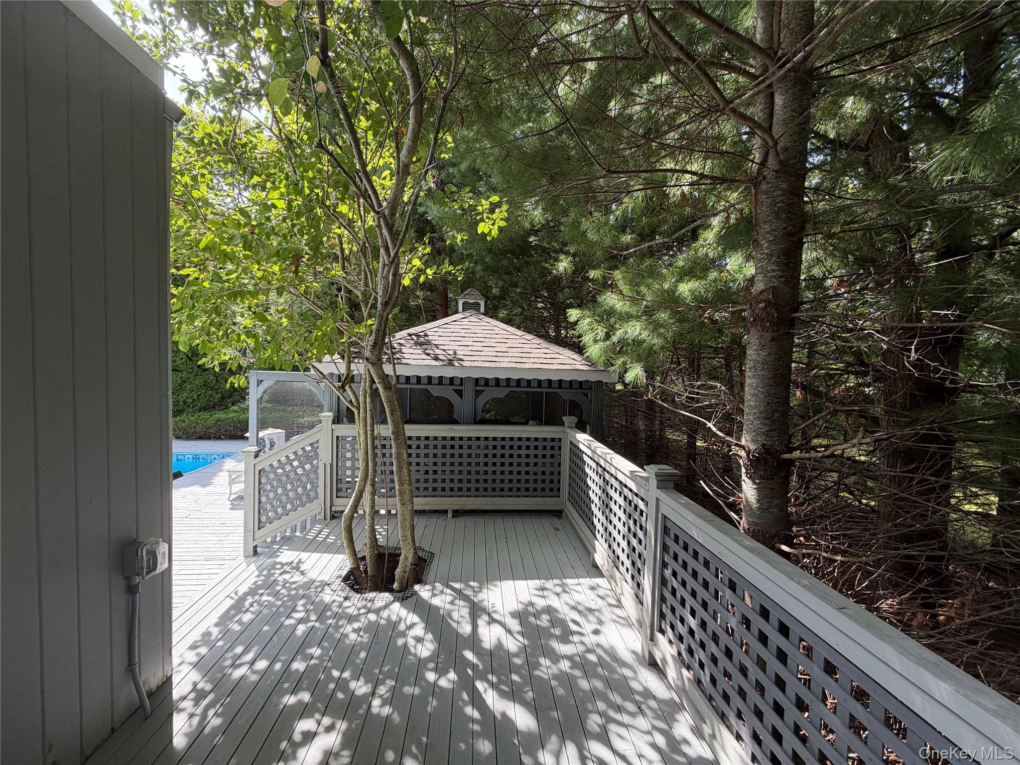 10 Glenmore RD, Hampton Bays, NY 11946