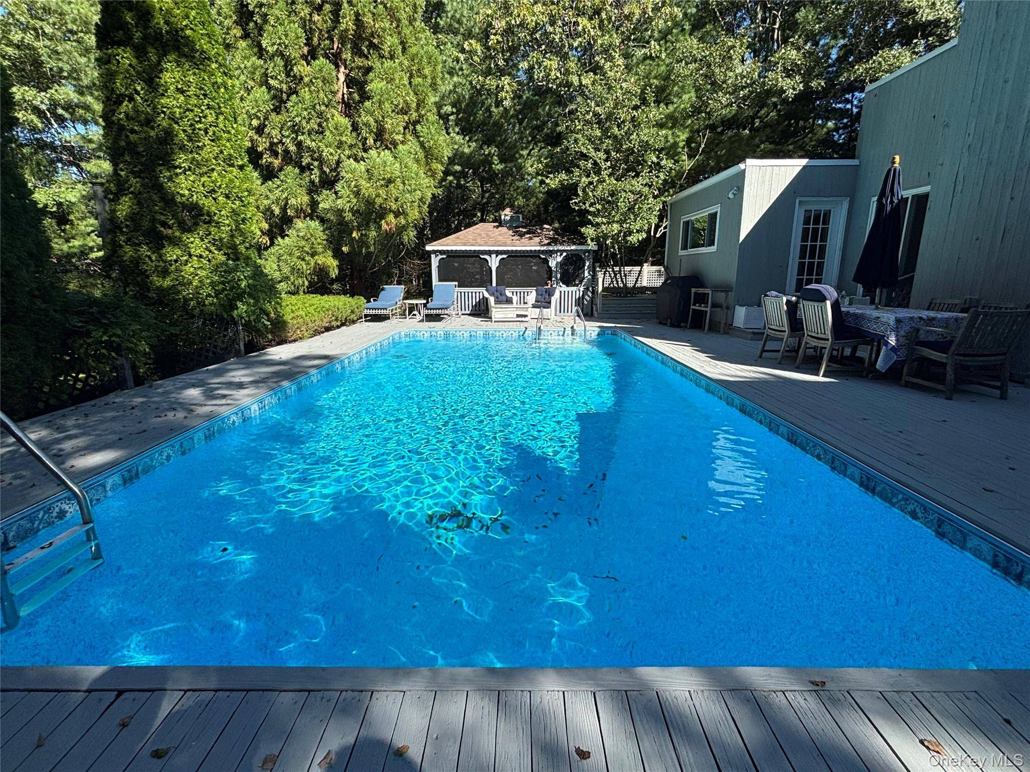 10 Glenmore RD, Hampton Bays, NY 11946