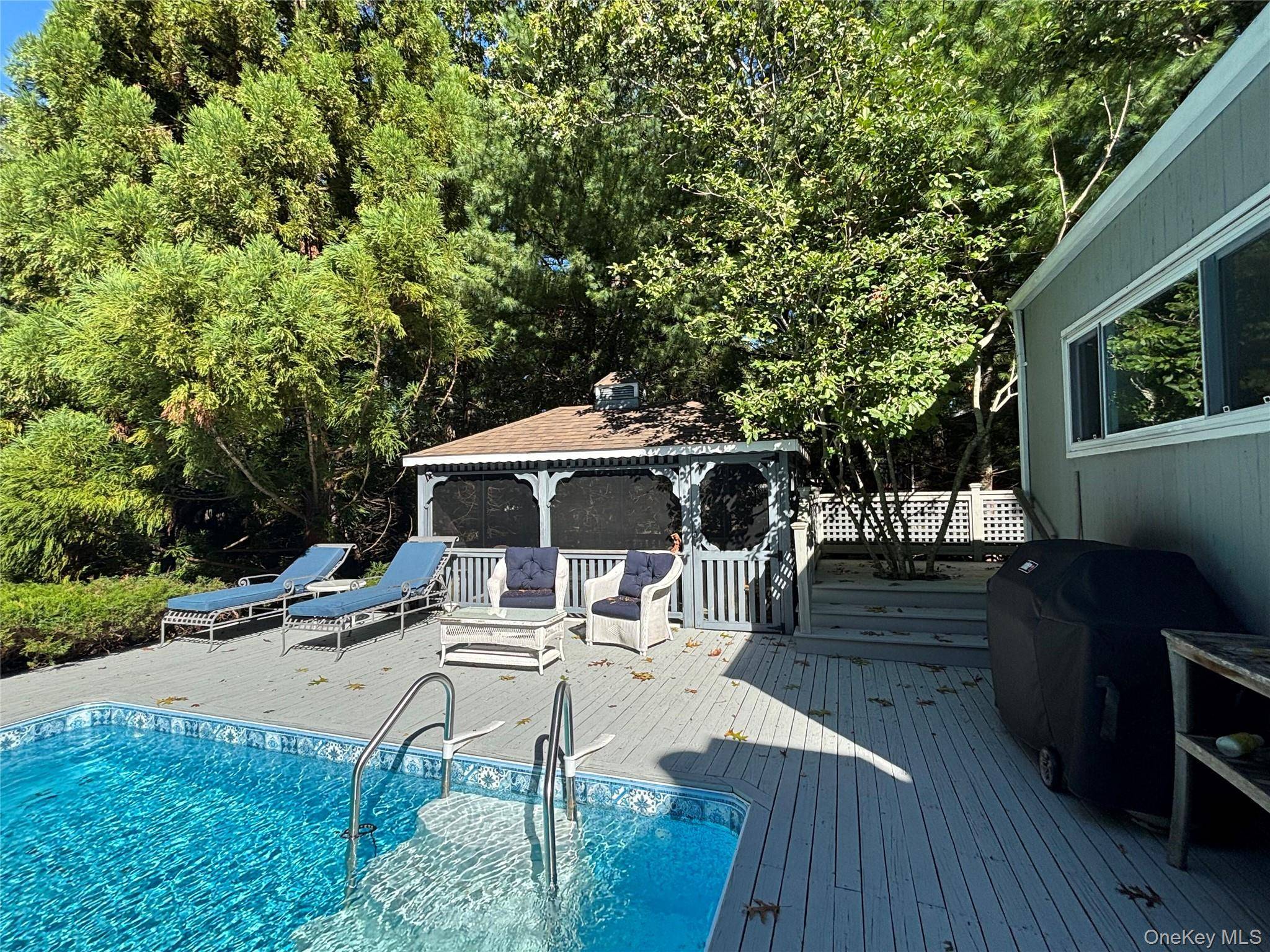 10 Glenmore RD, Hampton Bays, NY 11946