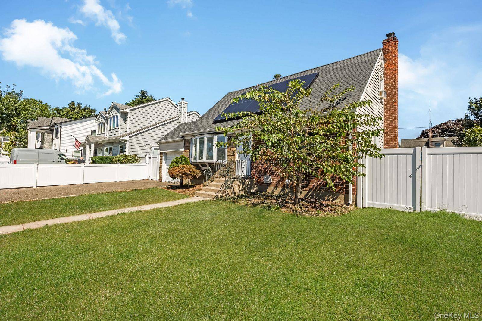 82 Pengon CIR, Carle Place, NY 11554