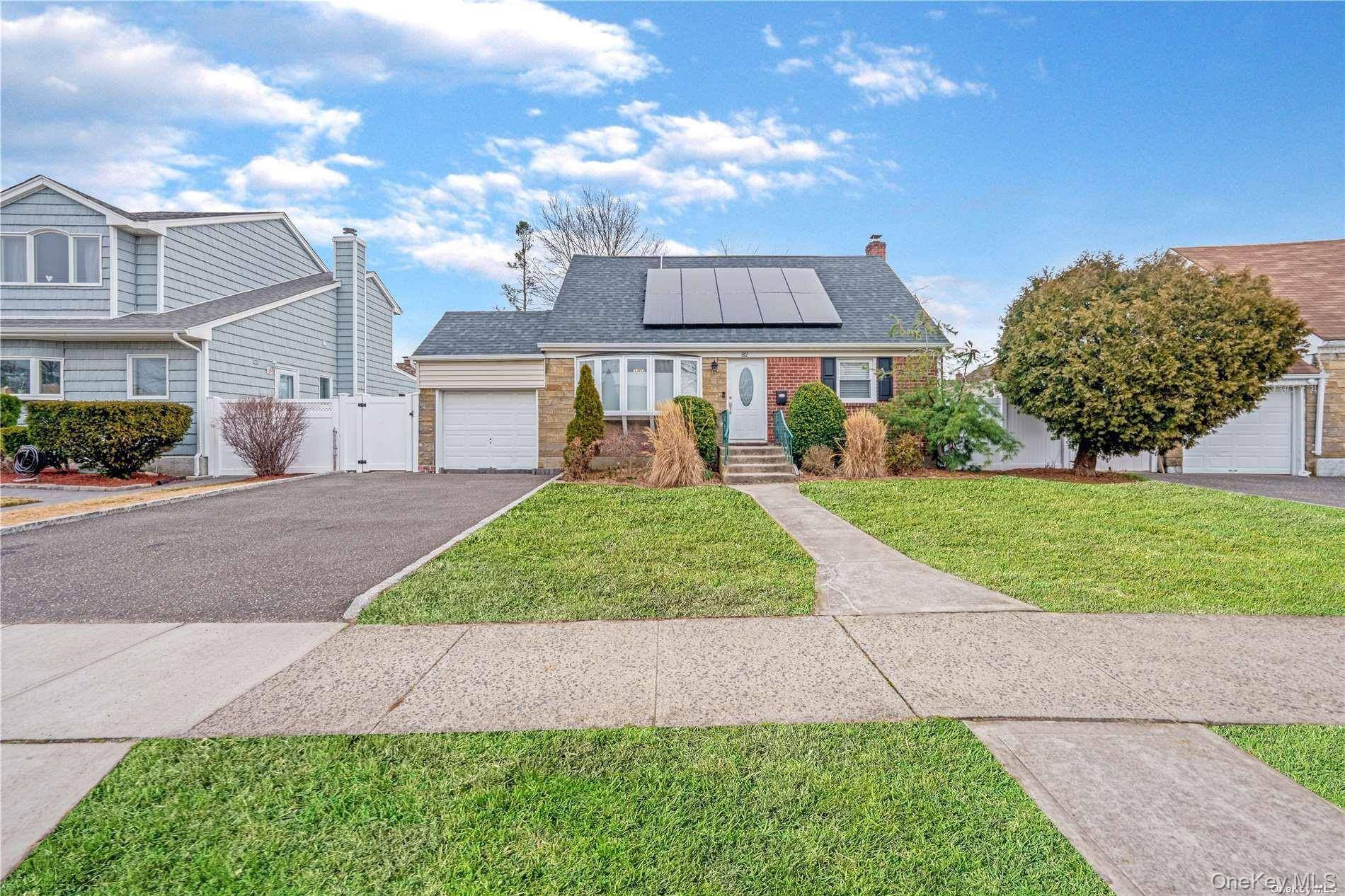82 Pengon CIR, Carle Place, NY 11554