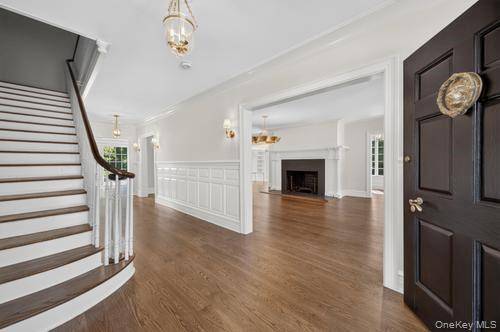 30 Brookside DR, Manhasset, NY 11030