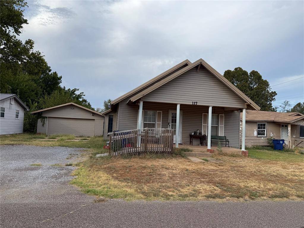 117 E Perry LN, Mustang, OK 73064