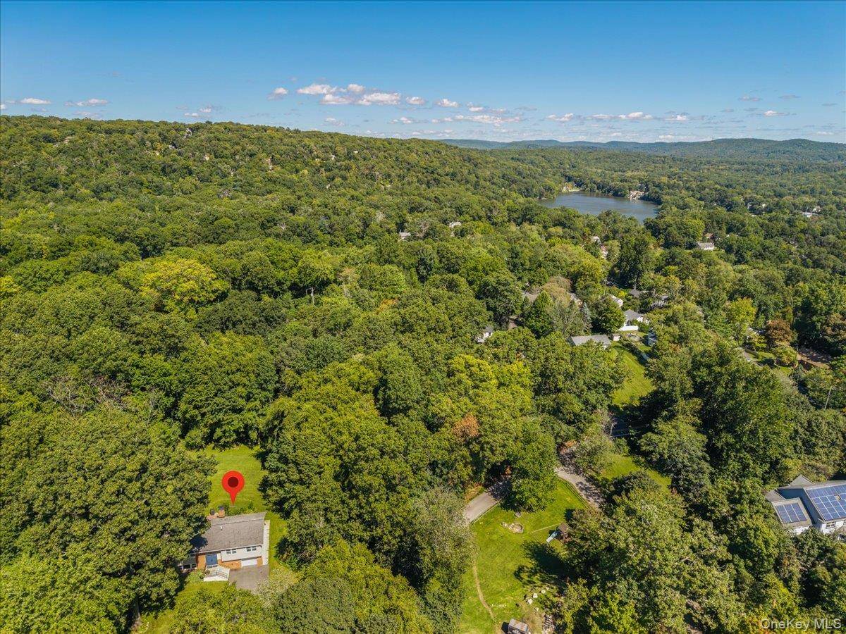 24 Willow PL, Lake Peekskill, NY 10537