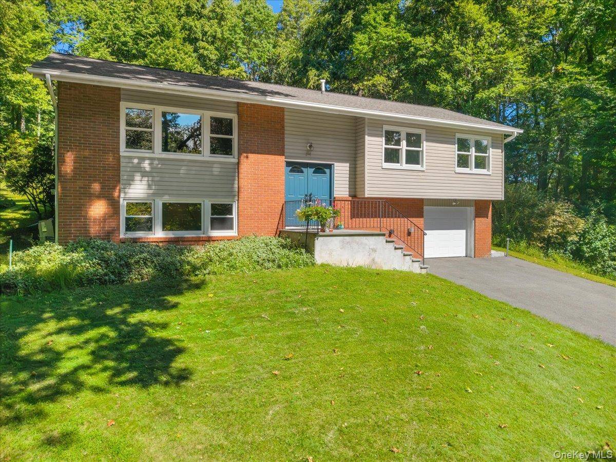 24 Willow PL, Lake Peekskill, NY 10537