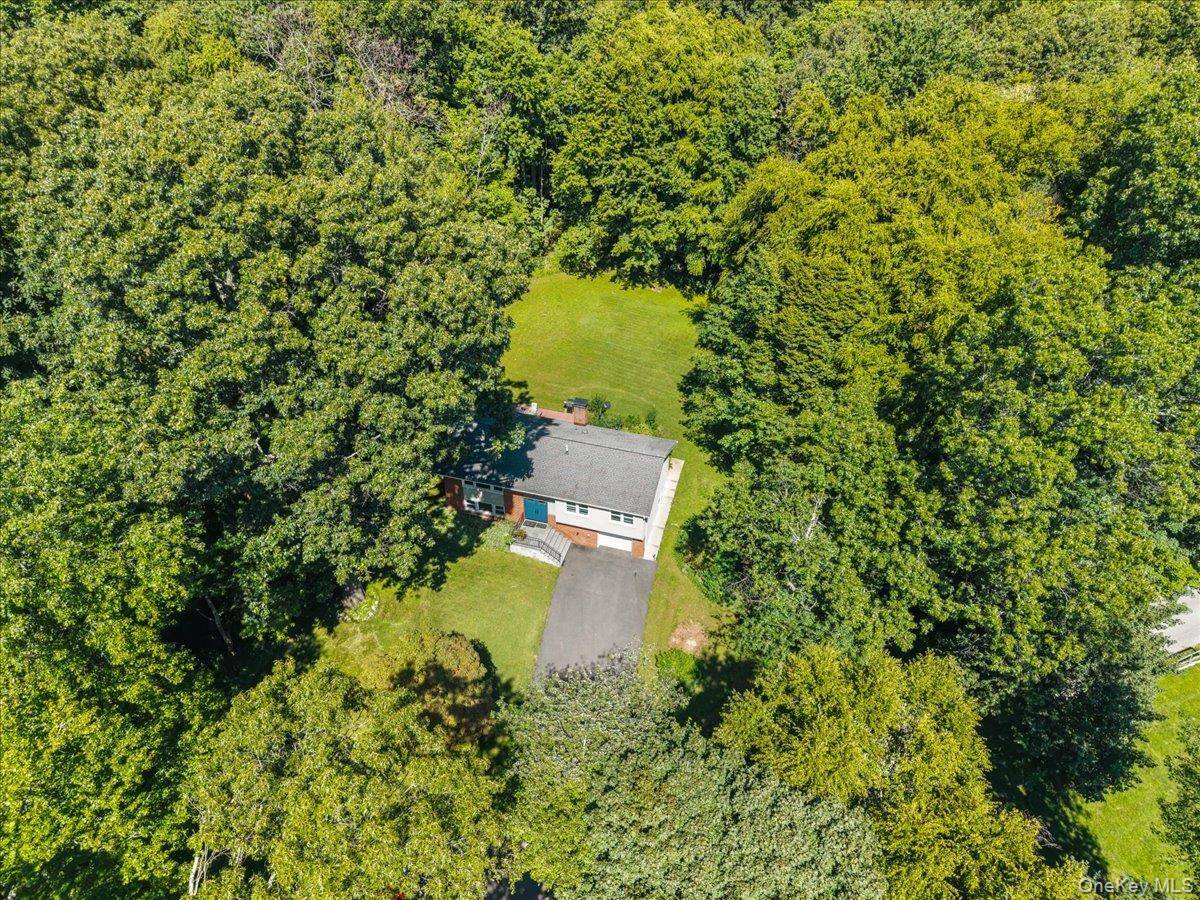 24 Willow PL, Lake Peekskill, NY 10537