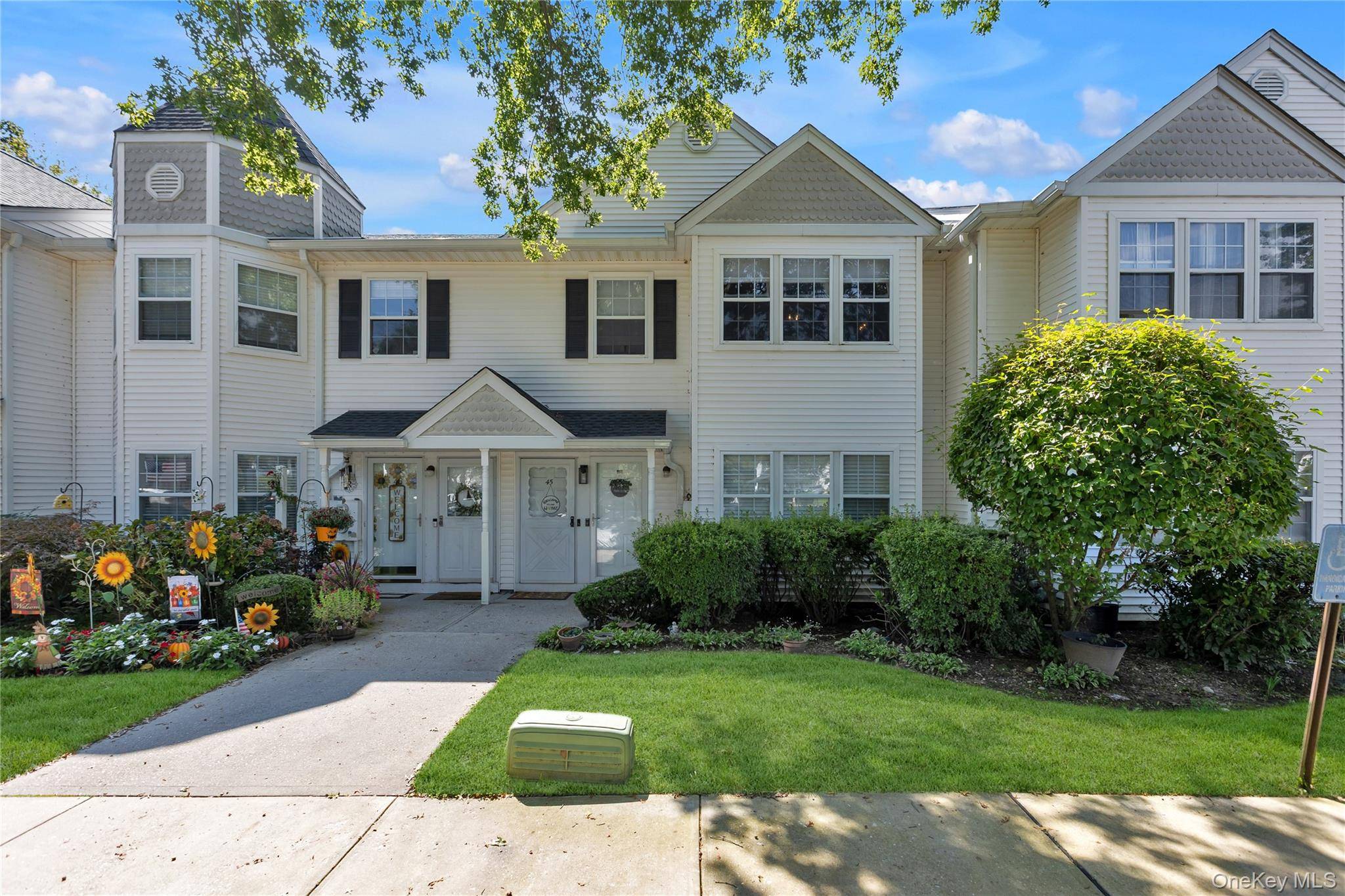 45 Country View LN, Middle Island, NY 11953