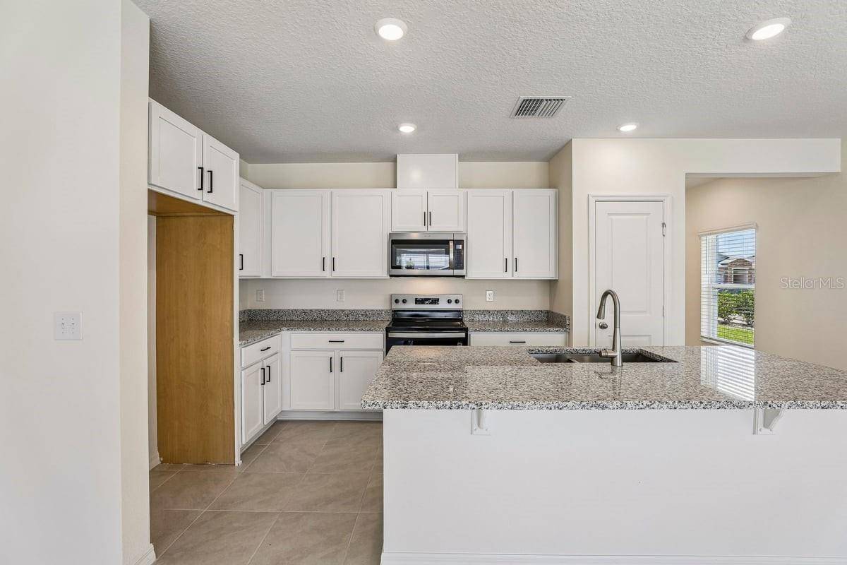 647 MEADOWS EDGE PL, Lake Wales, FL 33859