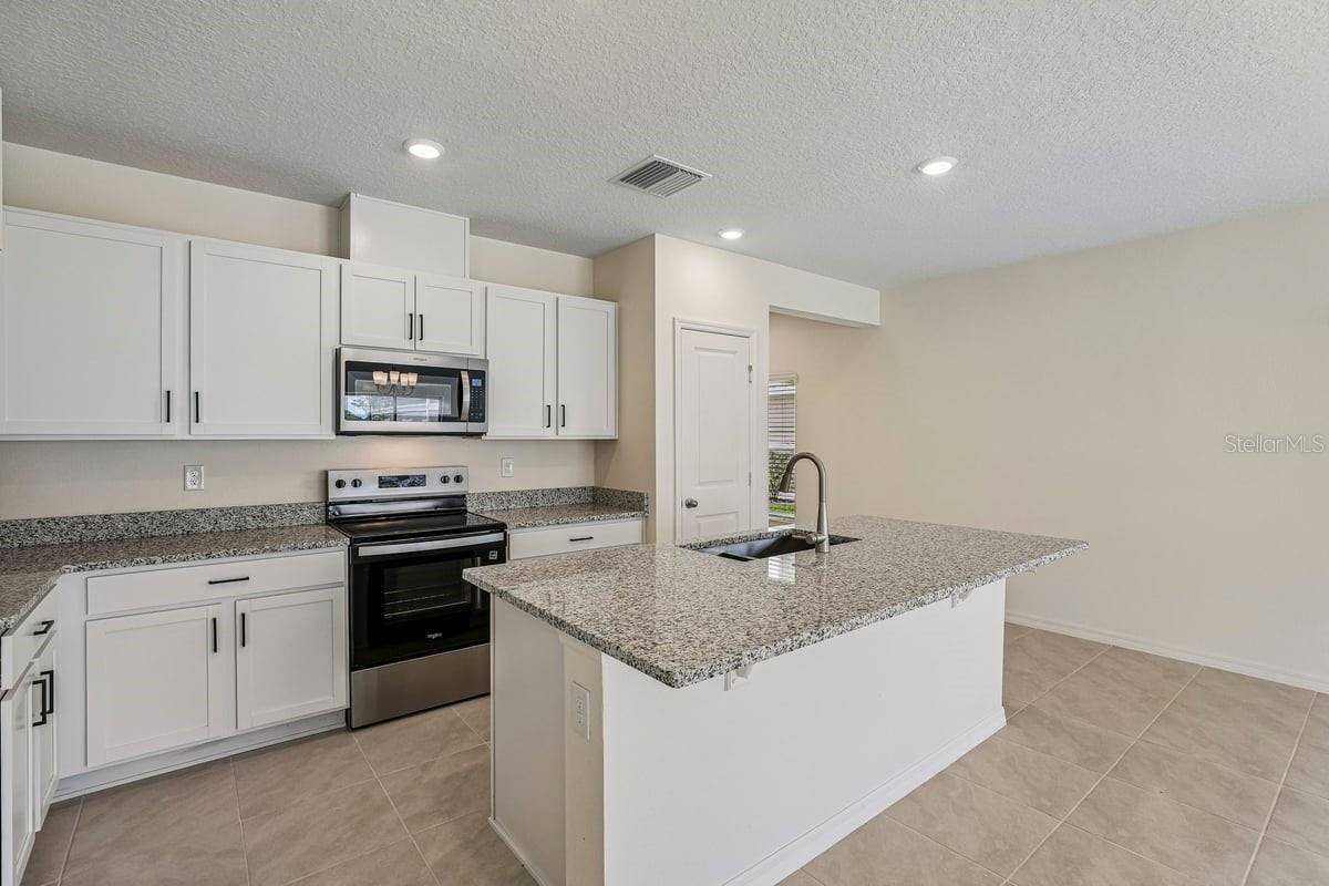 647 MEADOWS EDGE PL, Lake Wales, FL 33859