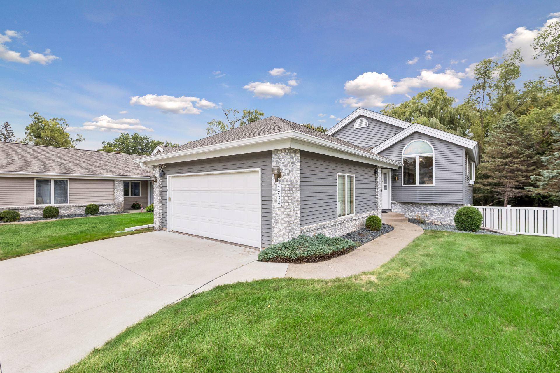 5734 Heather Ridge DR, Shoreview, MN 55126