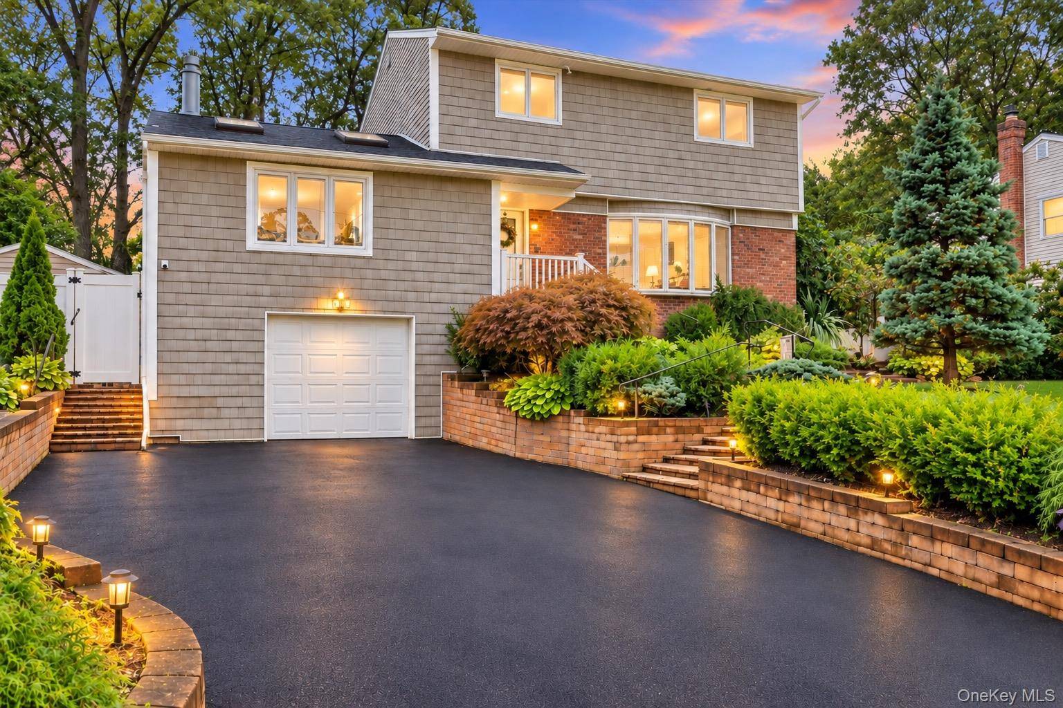 16 Wren DR, Hauppauge, NY 11788