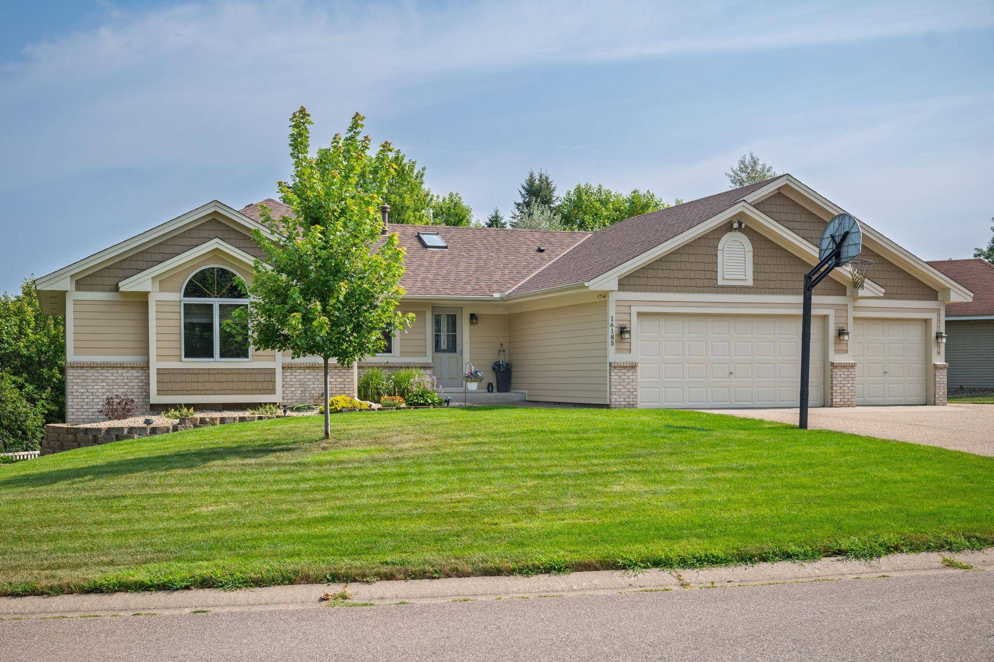 16185 Inglewood DR, Lakeville, MN 55044