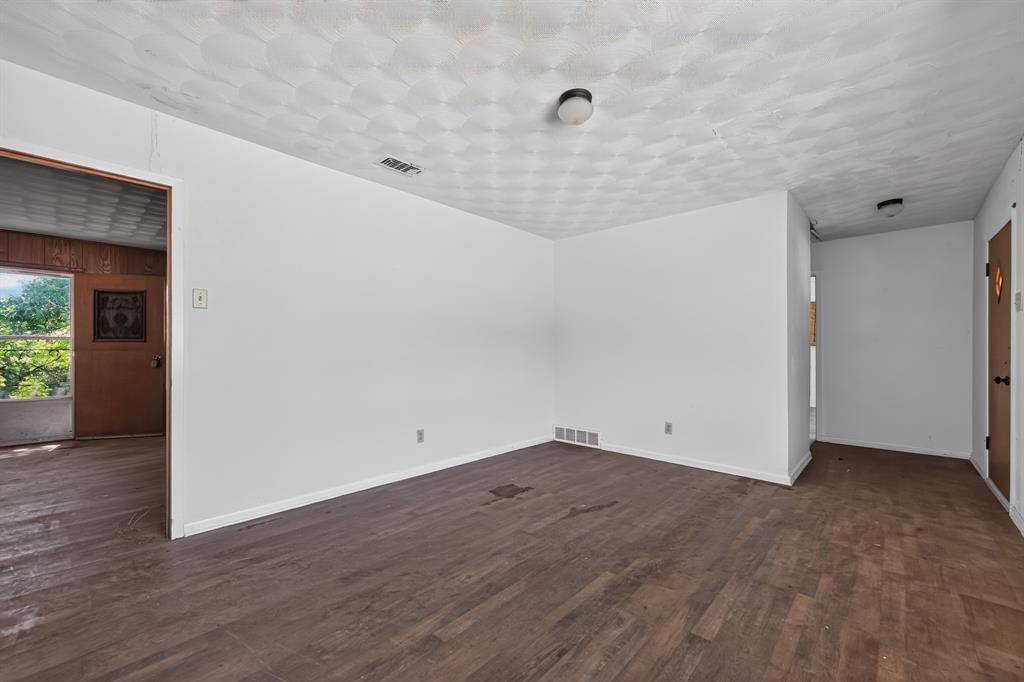 926 SE 5th Street, Grand Prairie, TX 75051