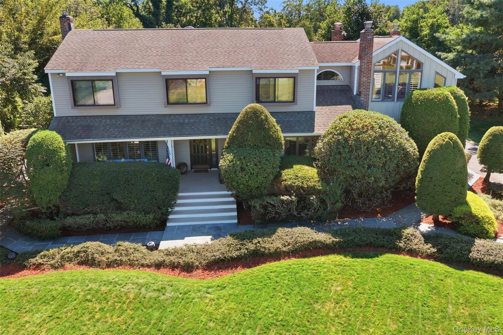 14 Seacliff LN, Miller Place, NY 11764
