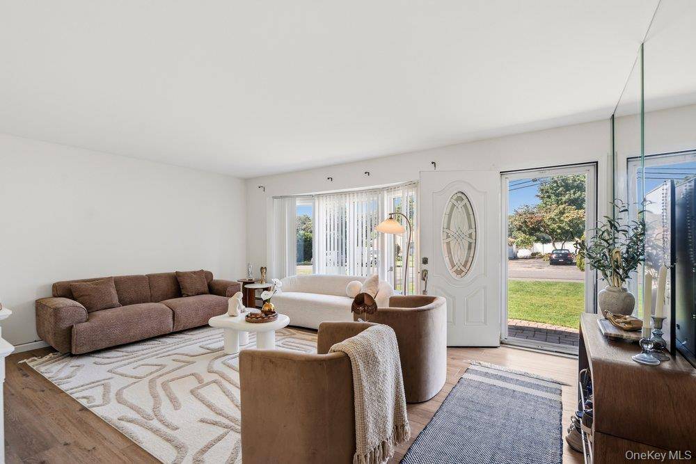 21 Seusing BLVD, Ronkonkoma, NY 11779