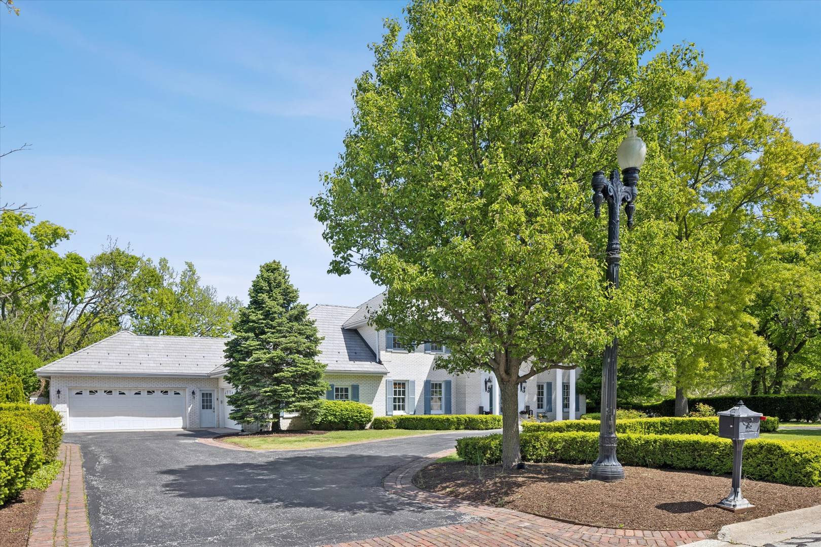 1 Charleston RD, Hinsdale, IL 60521
