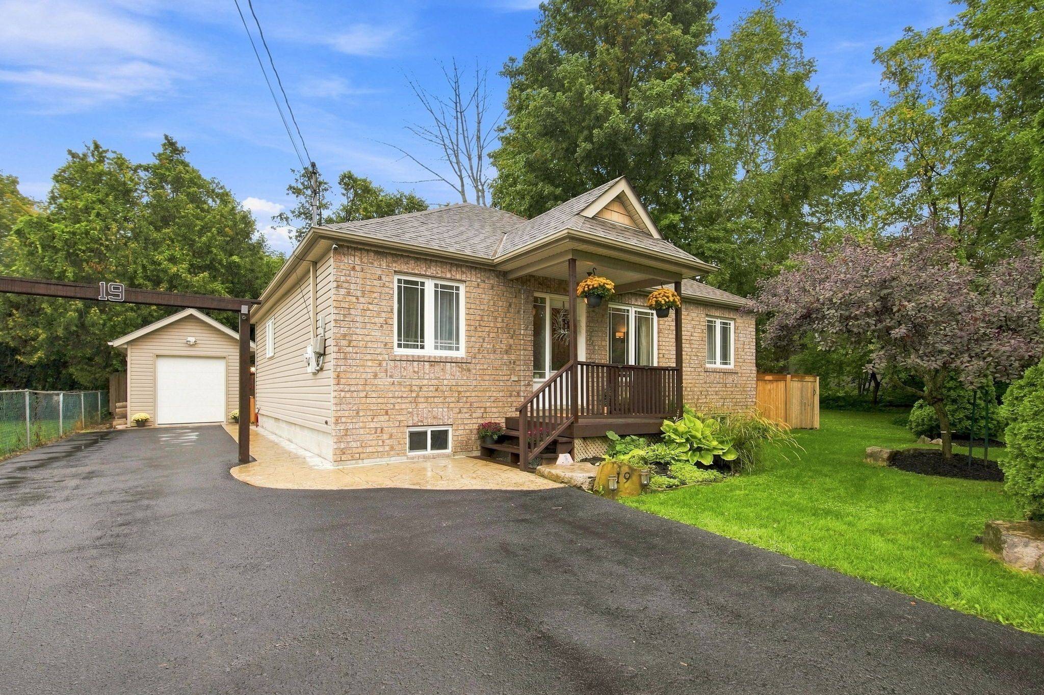 19 De Geer ST, Georgina, ON L0E 1L0