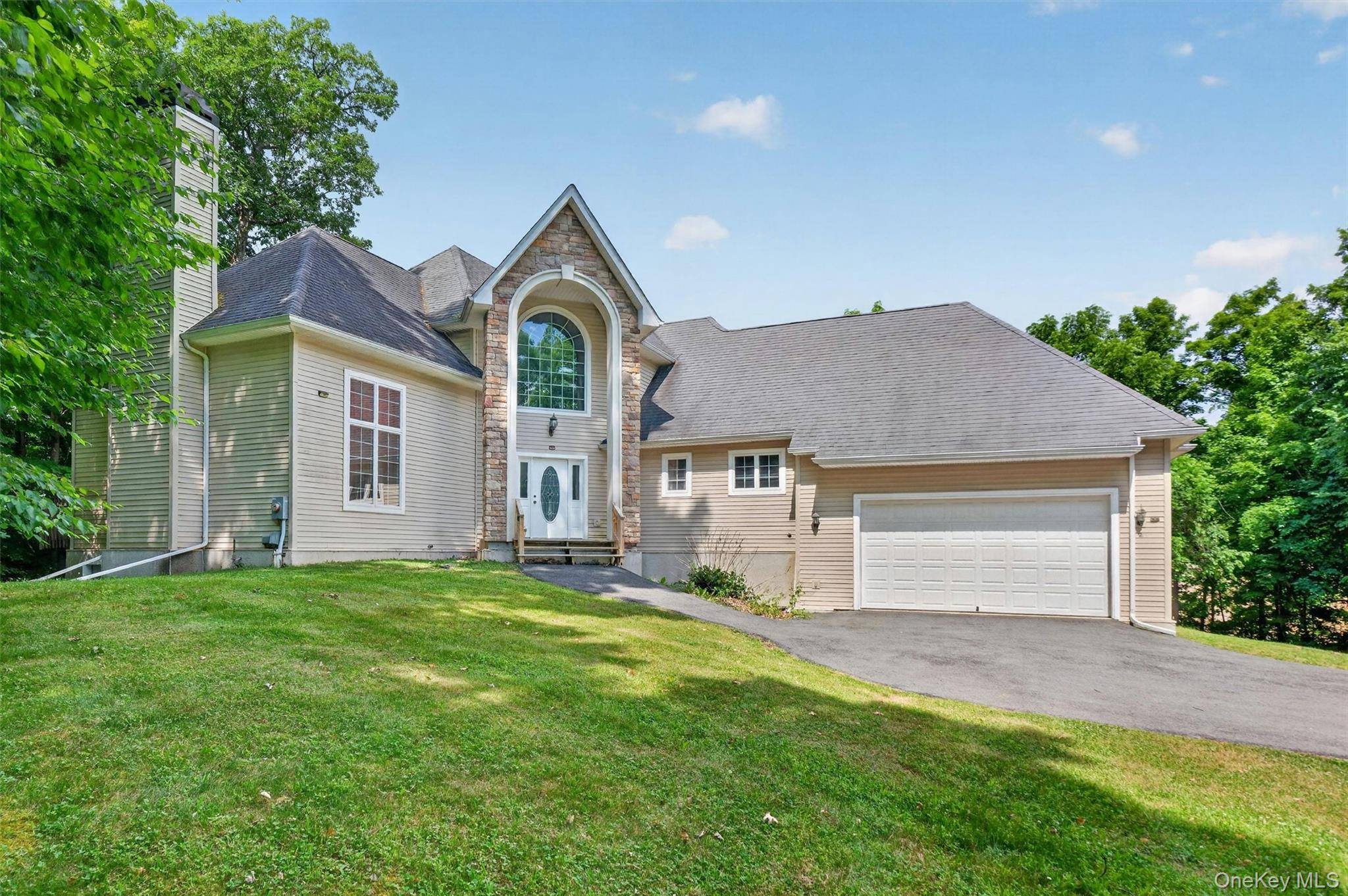 21 Huyler DR, Hyde Park, NY 12538