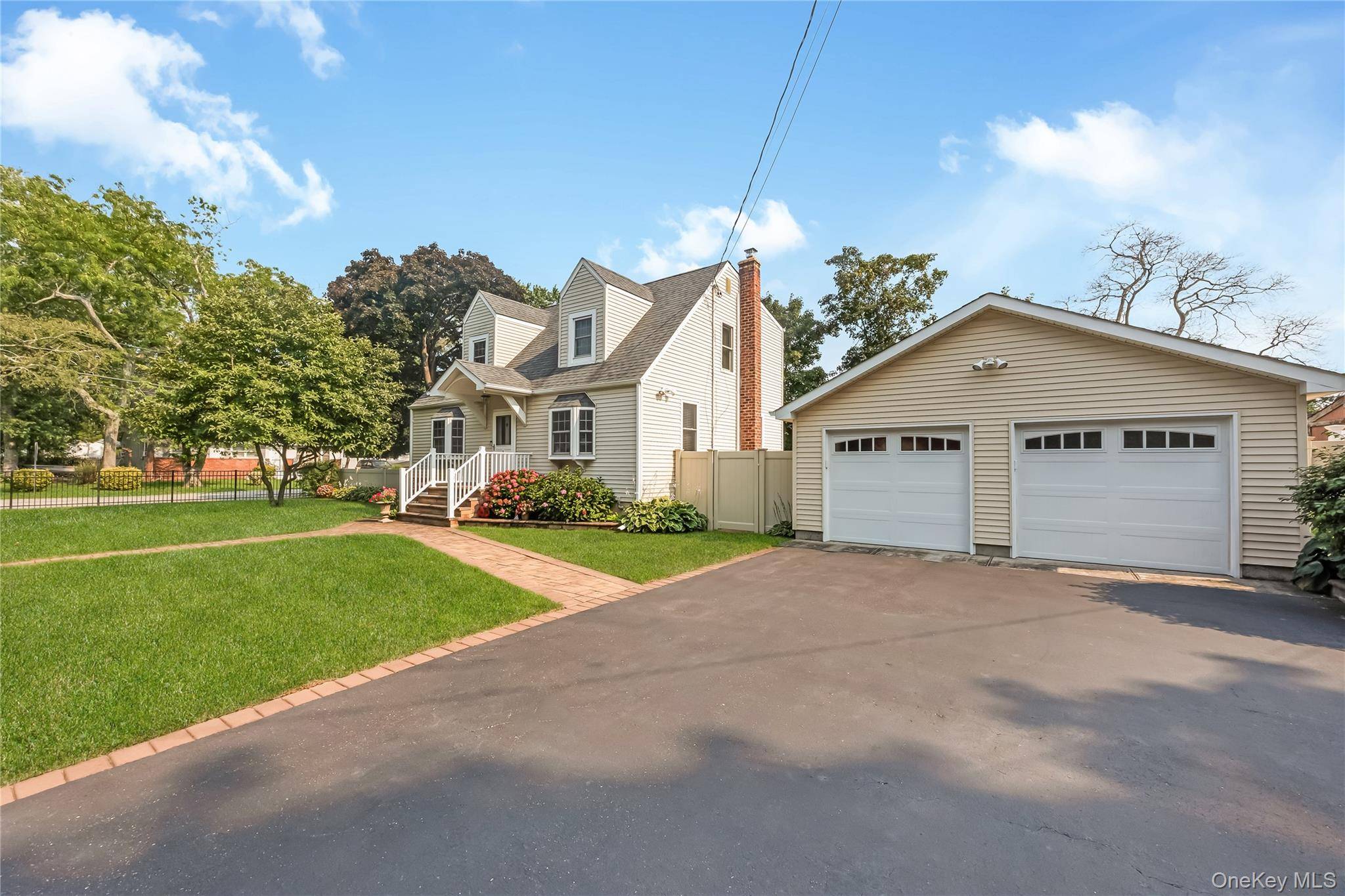 8 N 5th ST, Holbrook, NY 11741