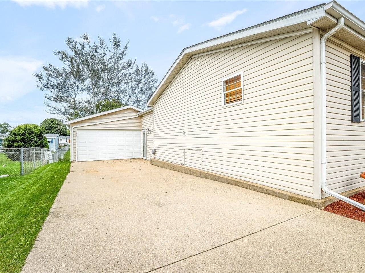 5410 Autumnash LN, Machesney Park, IL 61115