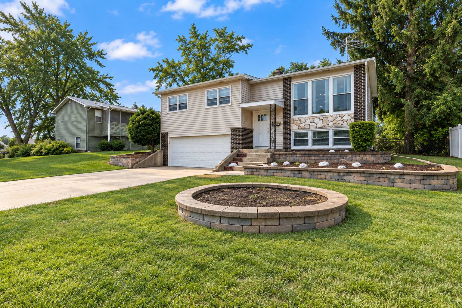 7410 Hawthorne AVE, Woodridge, IL 60517