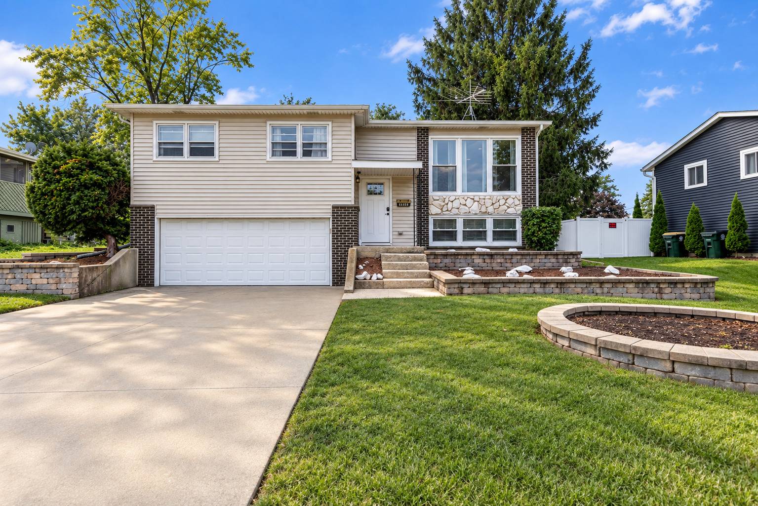 7410 Hawthorne AVE, Woodridge, IL 60517