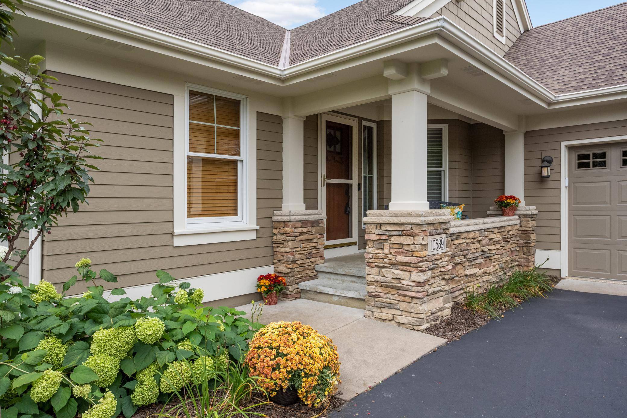 10589 Water Lily LN, Woodbury, MN 55129