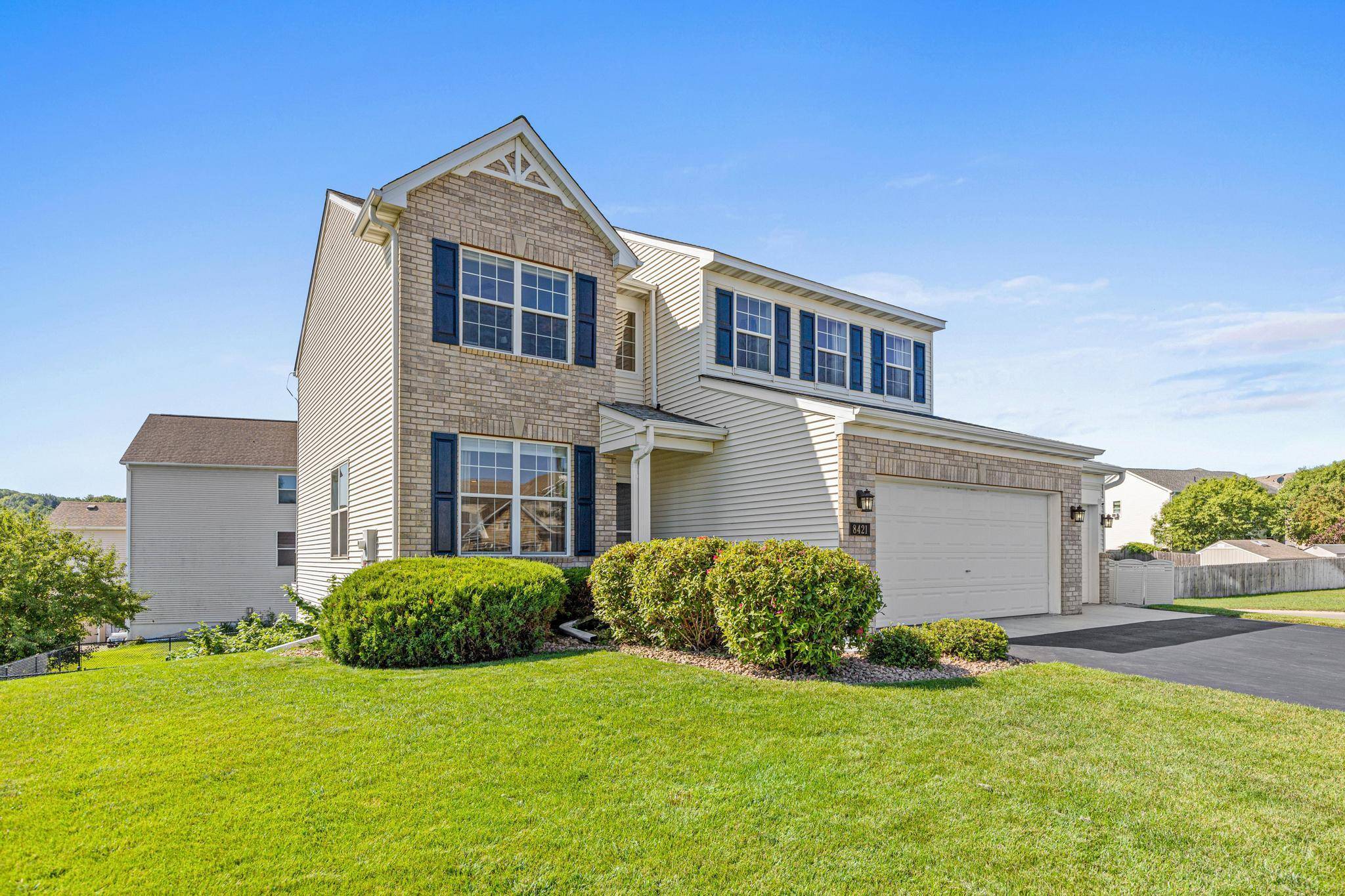 8421 Blazing Star CIR, Shakopee, MN 55379