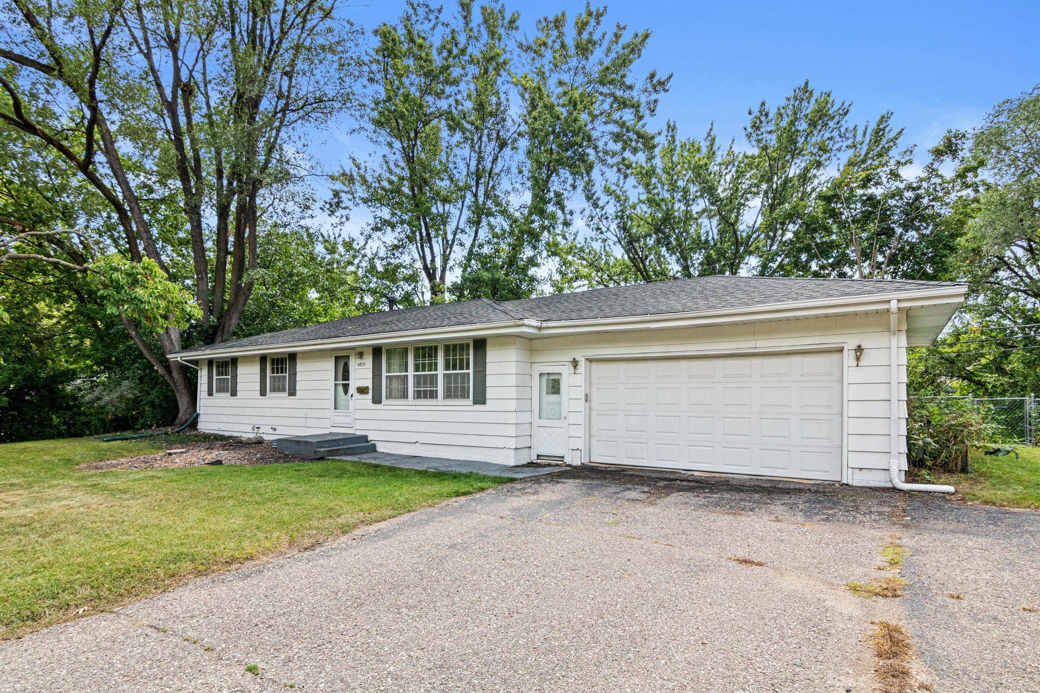 4609 Terracewood DR, Bloomington, MN 55437