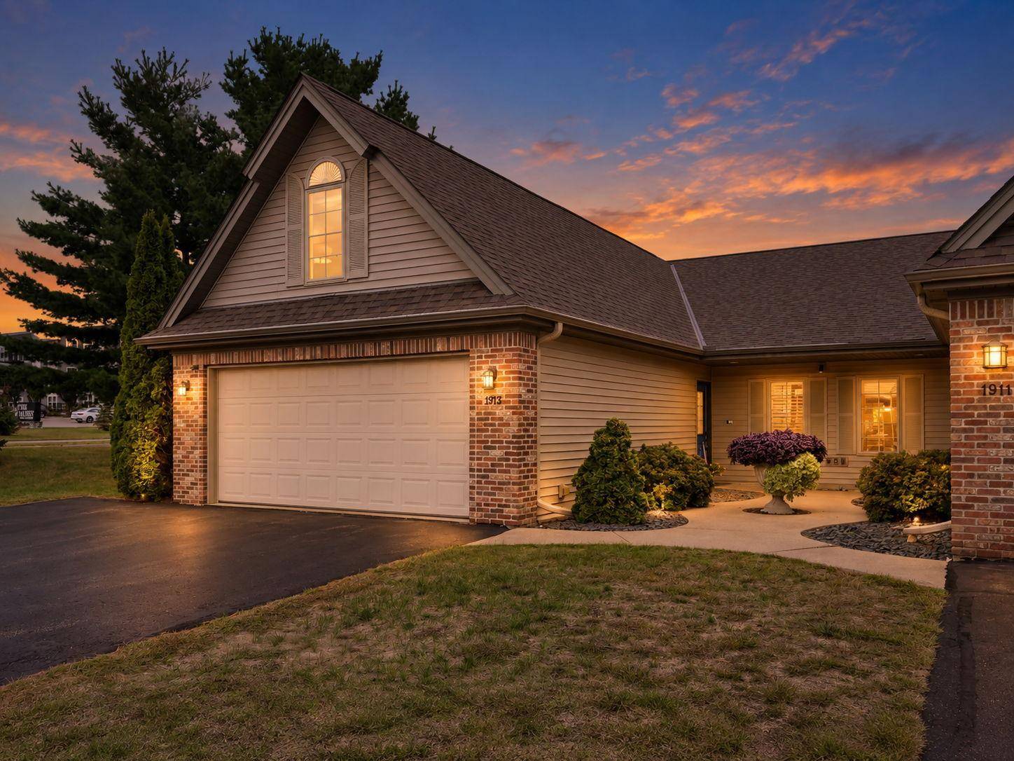 1913 Stone CRK, Hudson, WI 54016